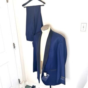 ZEGNA
Men's Satin Shawl-Collar Two-Piece Tuxedo Suit